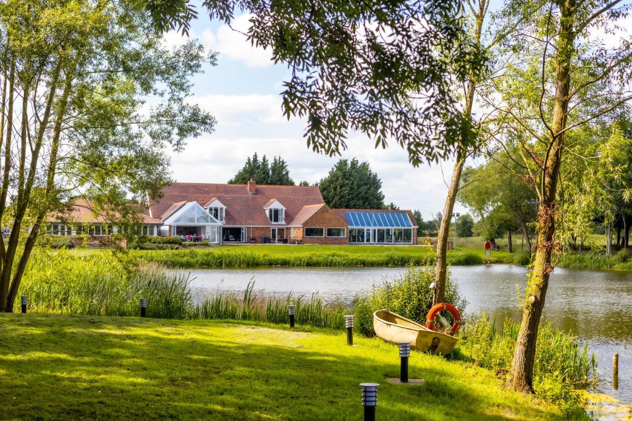 Kingfisher Hotel, Golf And Country Club Milton Keynes Exterior photo